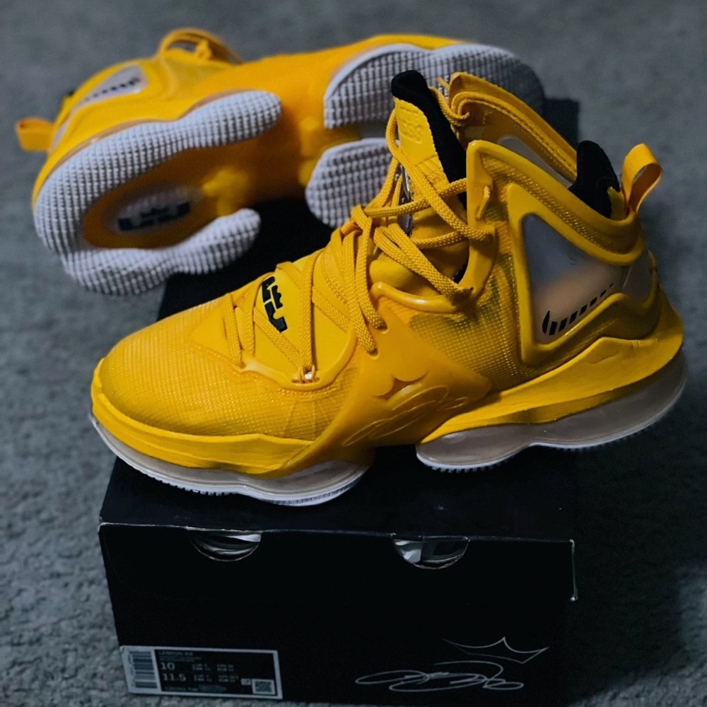 Men’s Nike Lebron 19 Lakers Gold PE